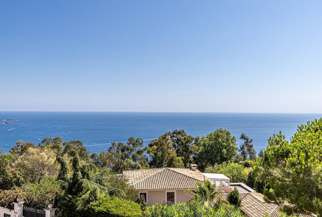 Azu132 - Villa d’Exception à Louer à Super Cannes