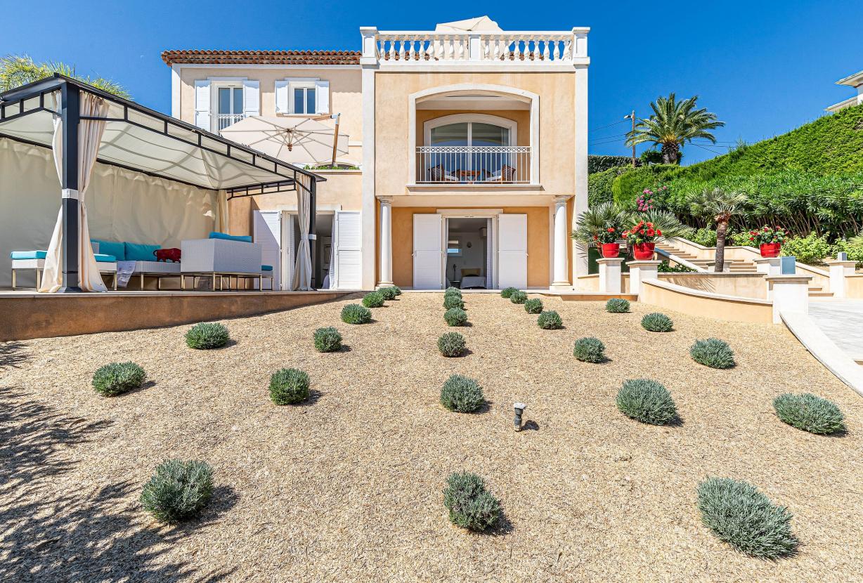 Azu132 - Villa d’Exception à Louer à Super Cannes
