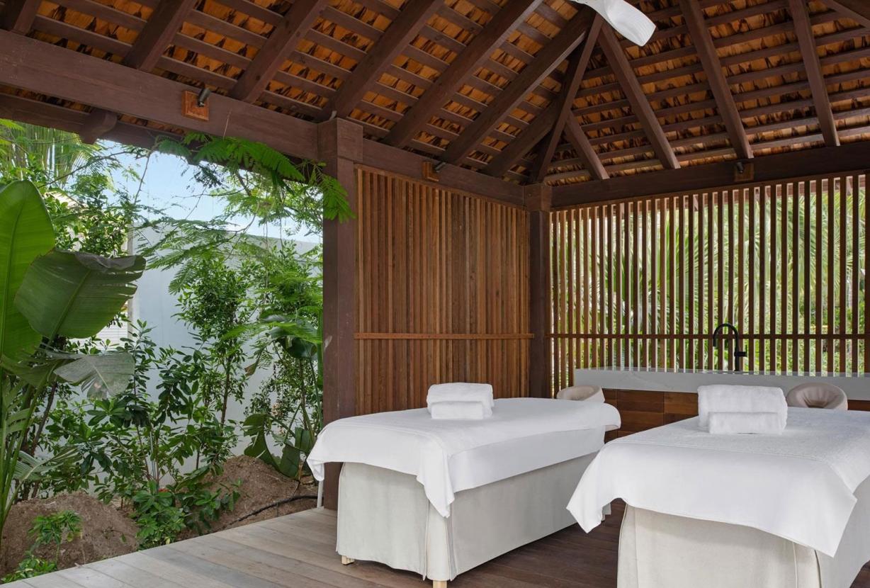 Tci007 - Luxury beachfront villa in Grace Bay