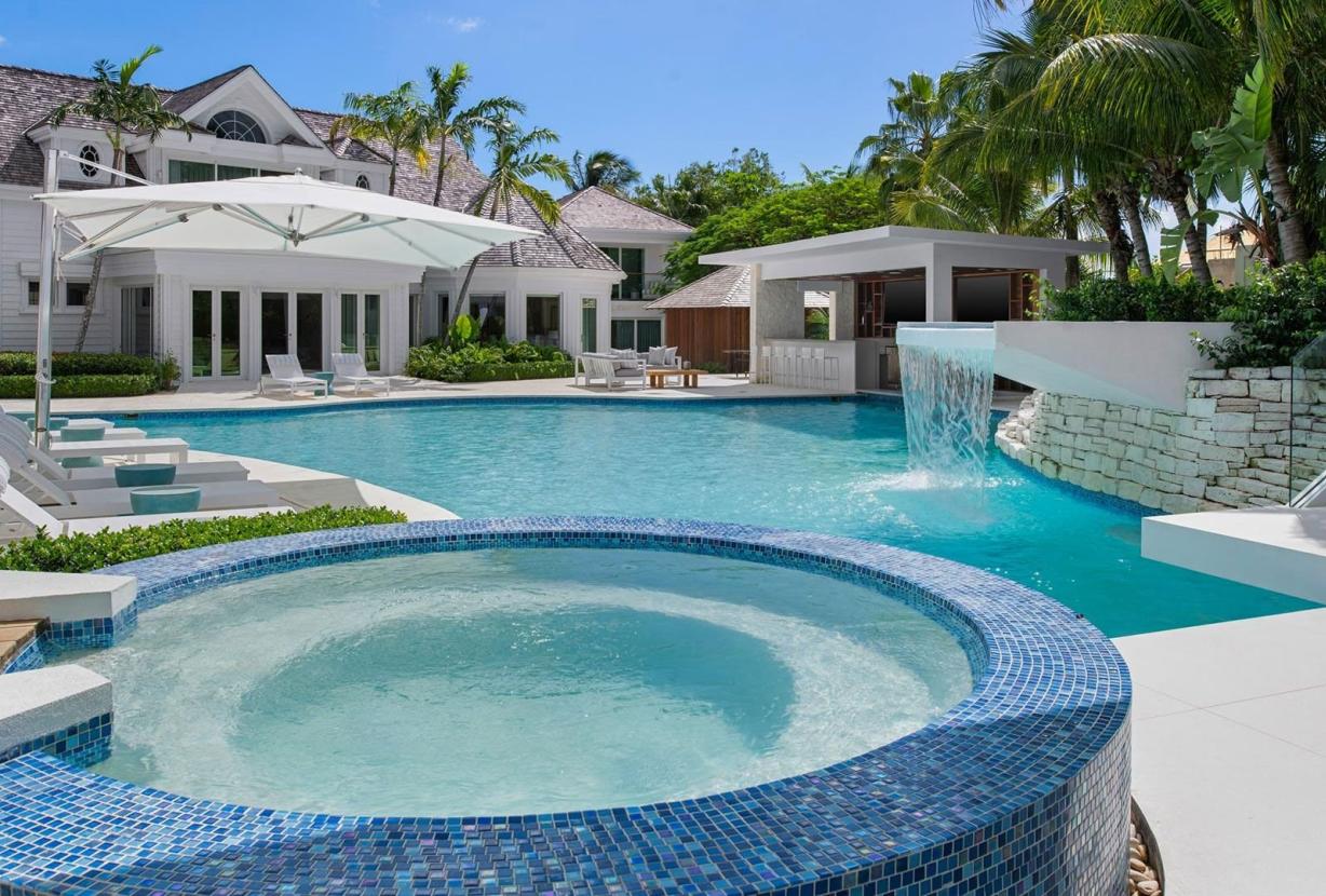Tci007 - Luxury beachfront villa in Grace Bay