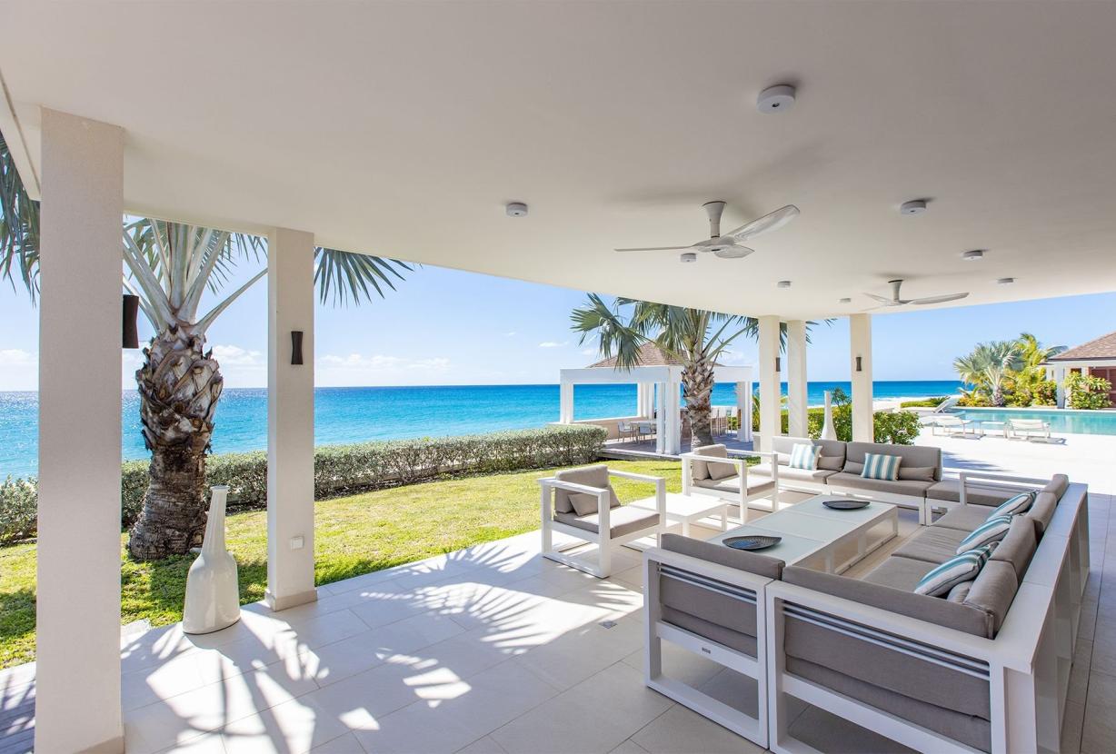 Sxm002 – Modern beachfront villa on Baie Longue Beach