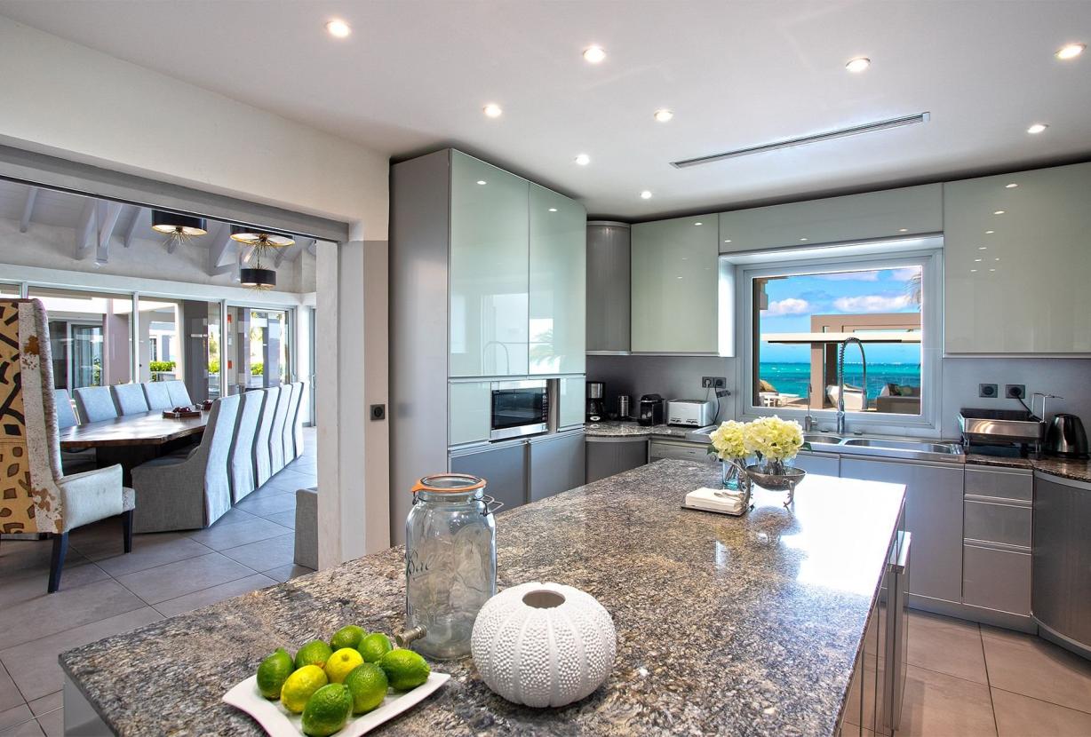 Sxm004 – Luxury beachfront villa with spa on Baie Rouge