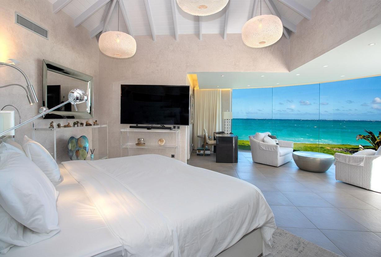 Sxm004 – Luxury beachfront villa with spa on Baie Rouge