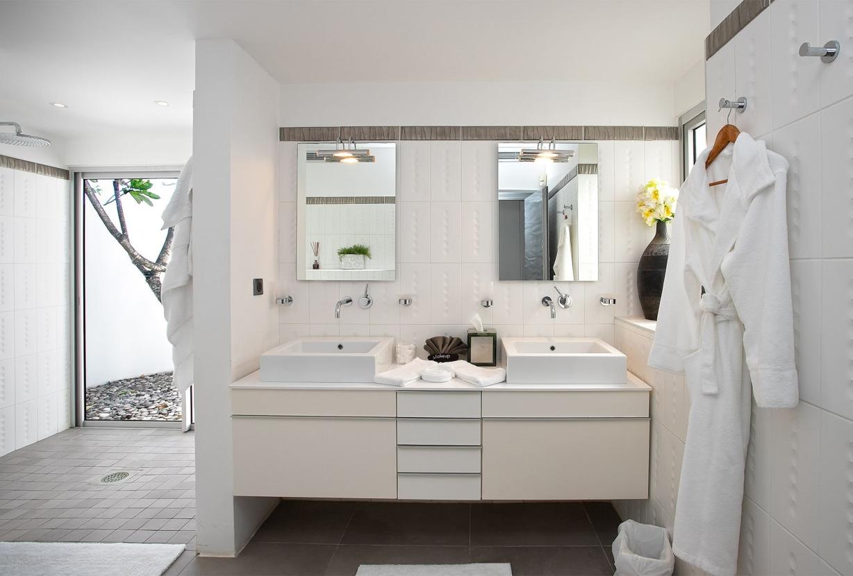 Sxm004 – Luxury beachfront villa with spa on Baie Rouge