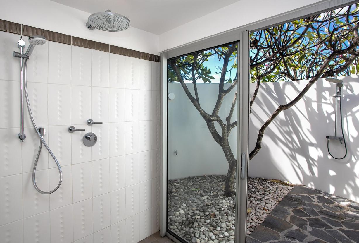 Sxm004 – Luxury beachfront villa with spa on Baie Rouge