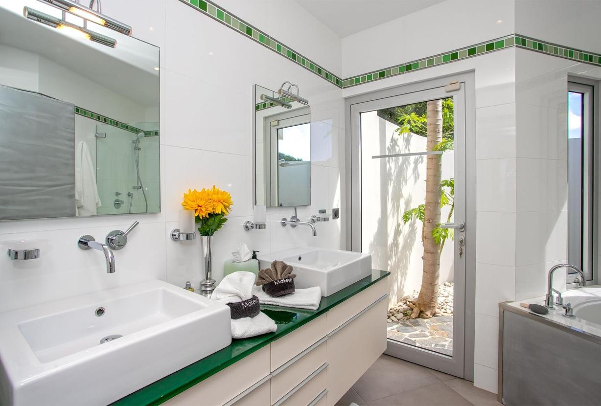 Sxm004 – Luxury beachfront villa with spa on Baie Rouge