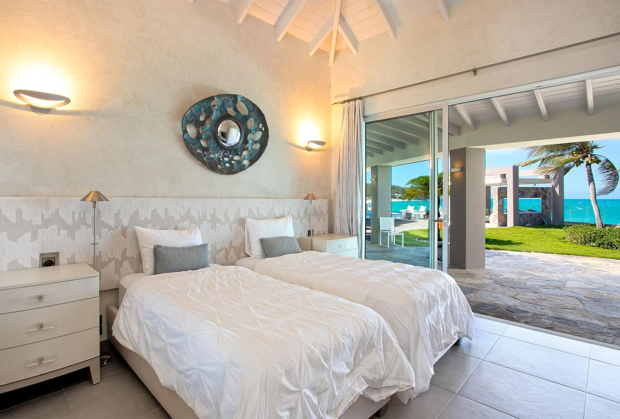 Sxm004 – Luxury beachfront villa with spa on Baie Rouge