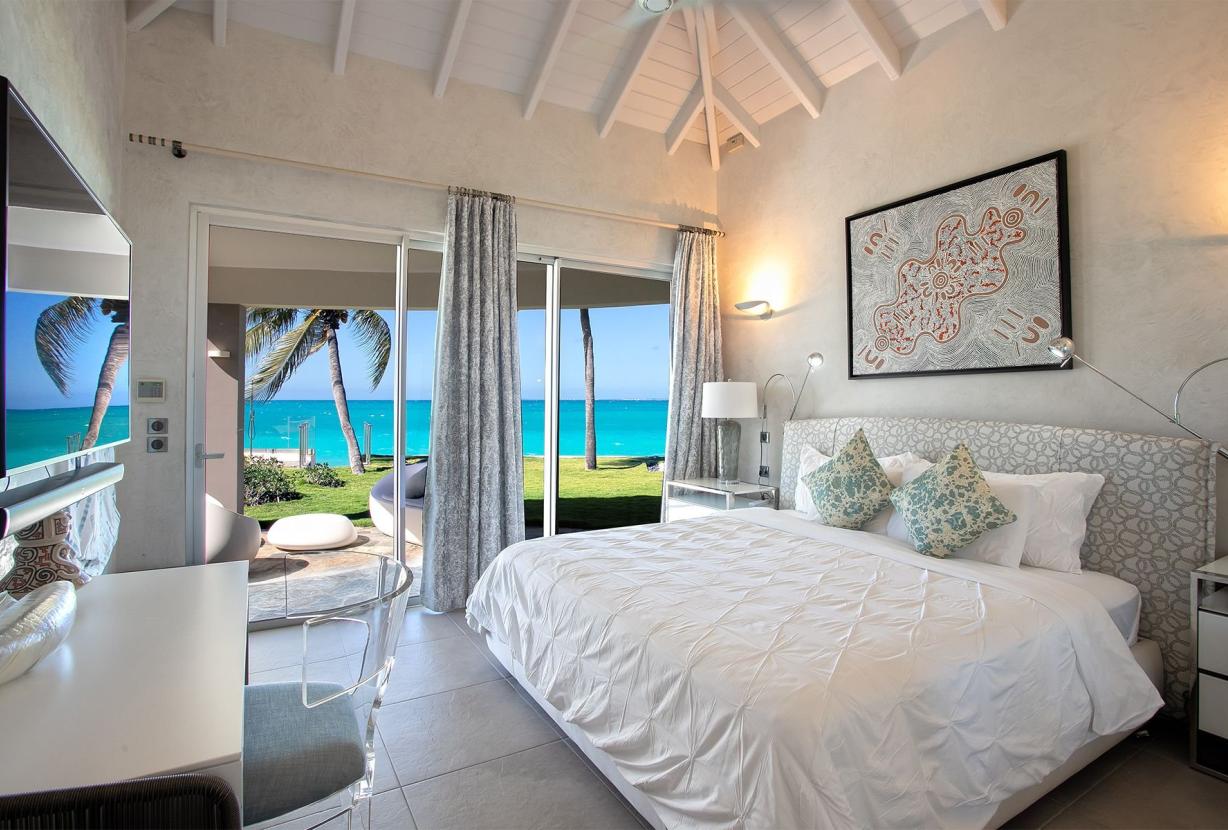 Sxm004 – Luxury beachfront villa with spa on Baie Rouge