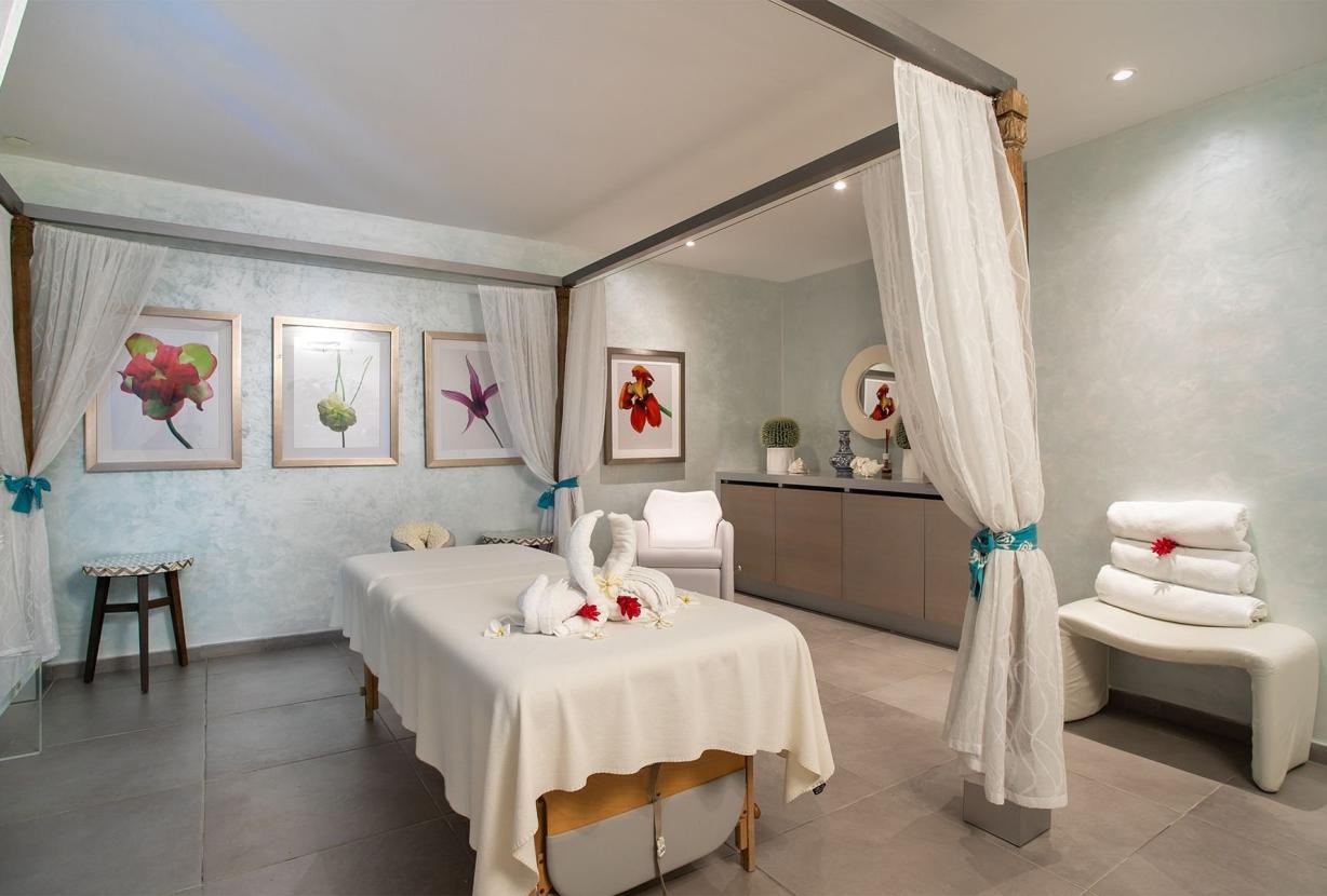 Sxm004 – Luxury beachfront villa with spa on Baie Rouge