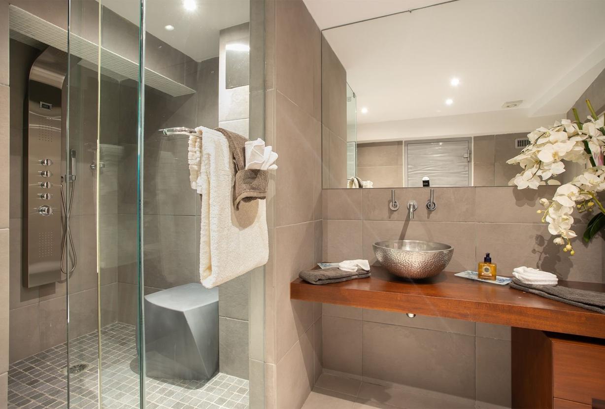 Sxm004 – Luxury beachfront villa with spa on Baie Rouge