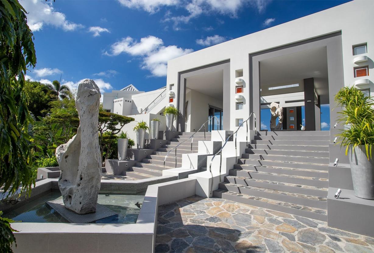 Sxm004 – Luxury beachfront villa with spa on Baie Rouge