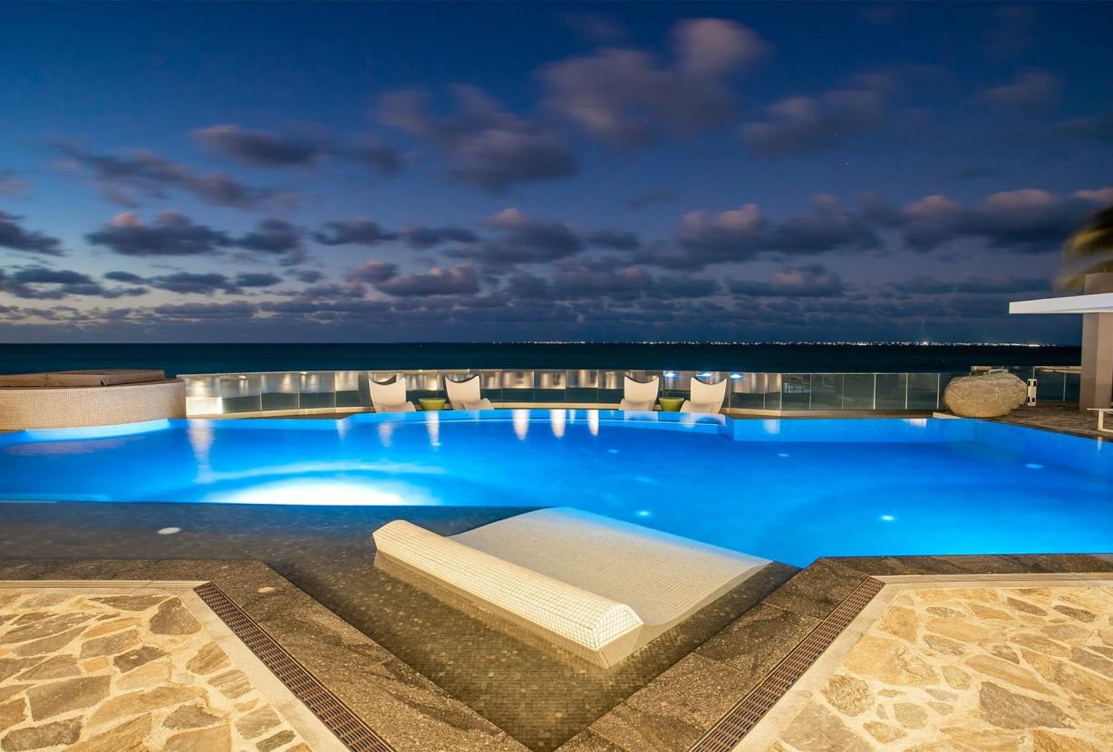 Sxm004 – Luxury beachfront villa with spa on Baie Rouge