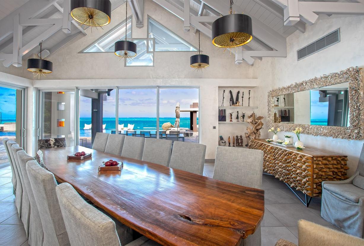 Sxm004 – Luxury beachfront villa with spa on Baie Rouge