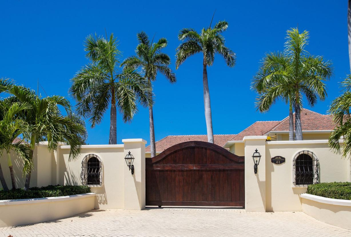 Sxm006 – Beachfront villa with pool and tennis on Plum Bay