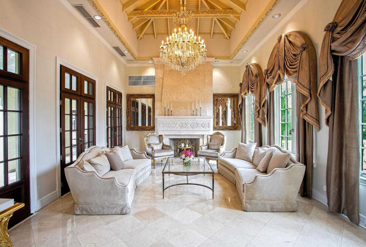 Sxm006 – Beachfront villa with pool and tennis on Plum Bay
