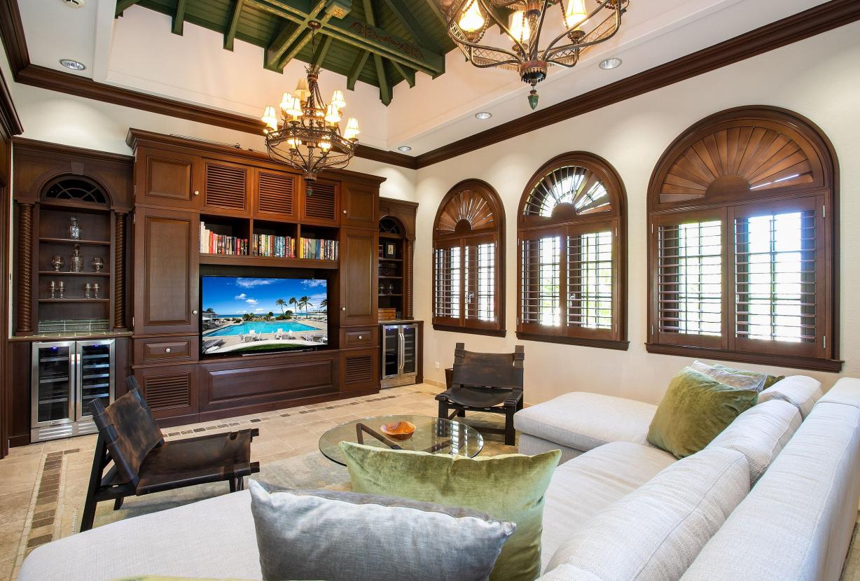 Sxm006 – Beachfront villa with pool and tennis on Plum Bay