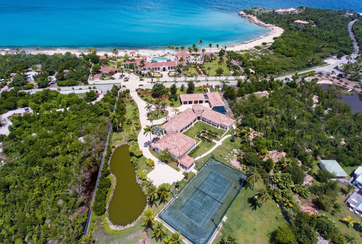Sxm006 – Beachfront villa with pool and tennis on Plum Bay