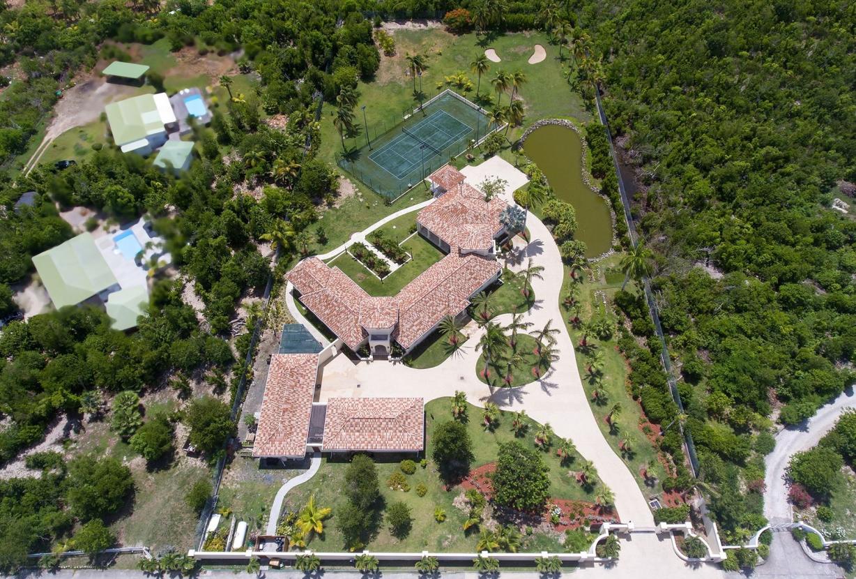 Sxm006 – Beachfront villa with pool and tennis on Plum Bay