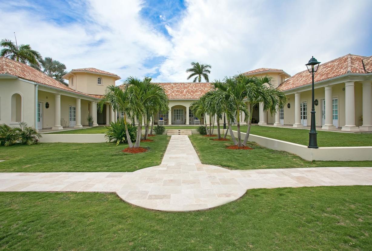 Sxm006 – Beachfront villa with pool and tennis on Plum Bay