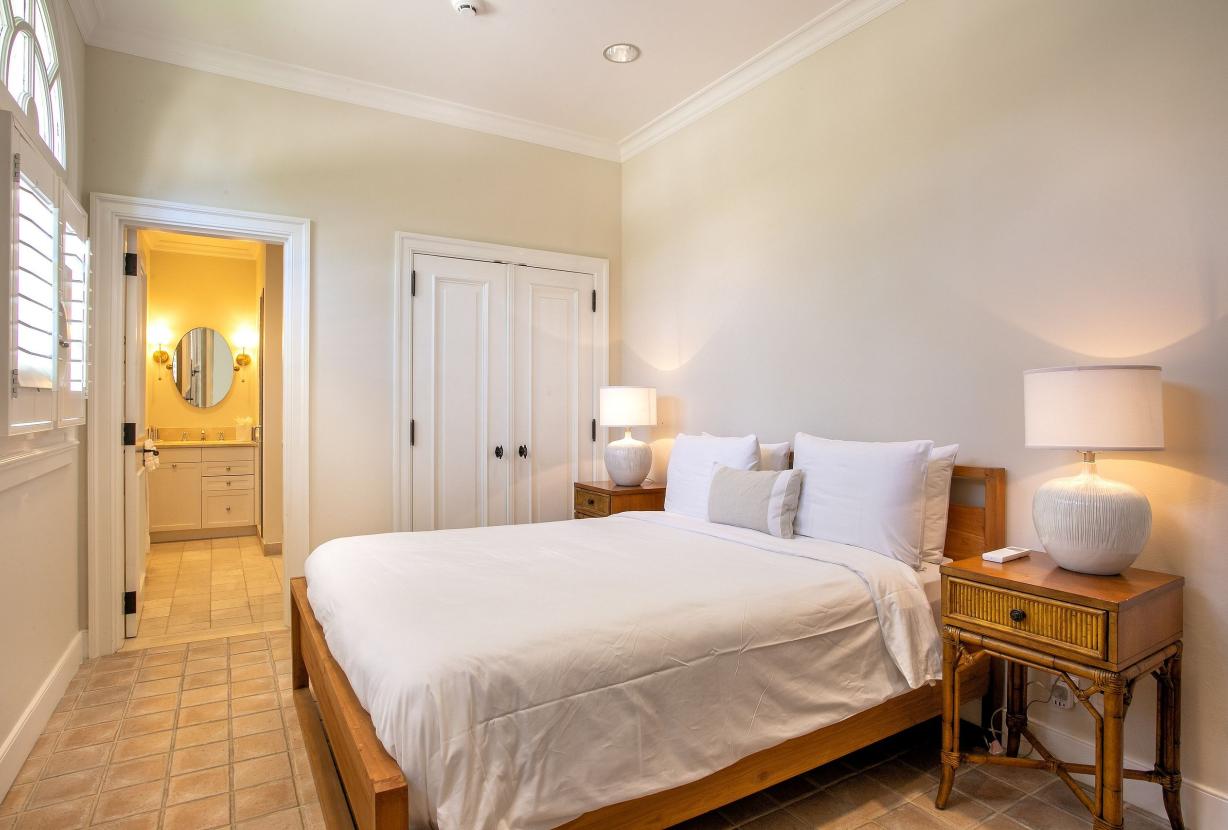 Sxm006 – Beachfront villa with pool and tennis on Plum Bay
