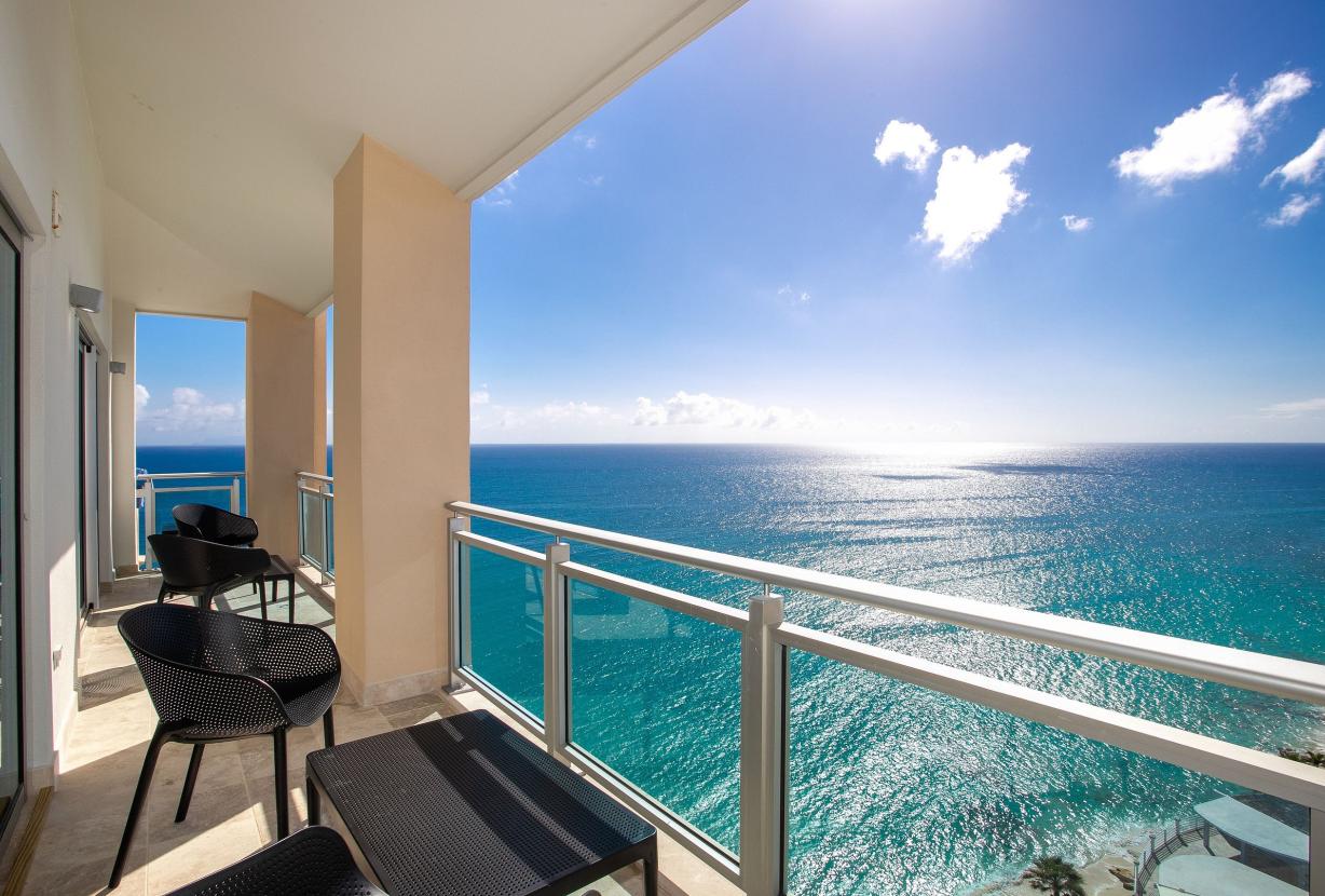 Sxm043 – Penthouse frente al mar con terraza en The Cliff