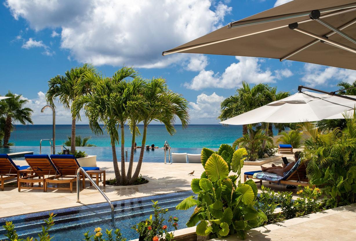 Sxm043 – Oceanfront penthouse with terrace at The Cliff