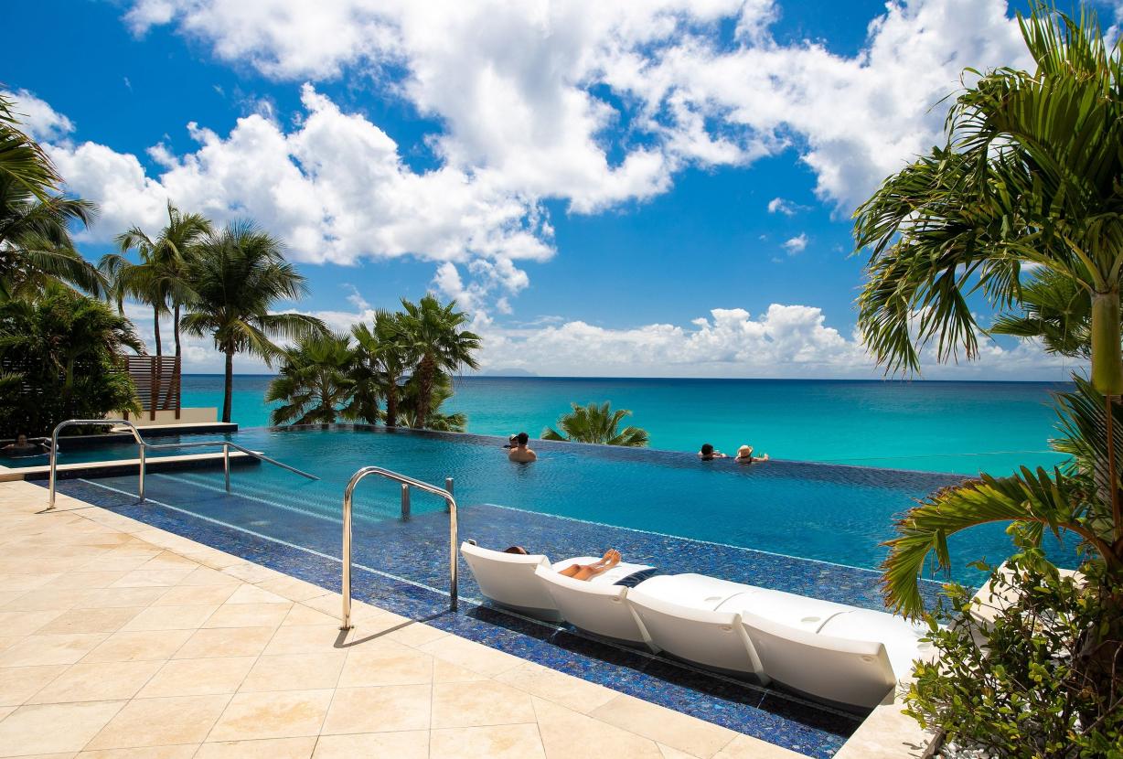 Sxm043 – Oceanfront penthouse with terrace at The Cliff