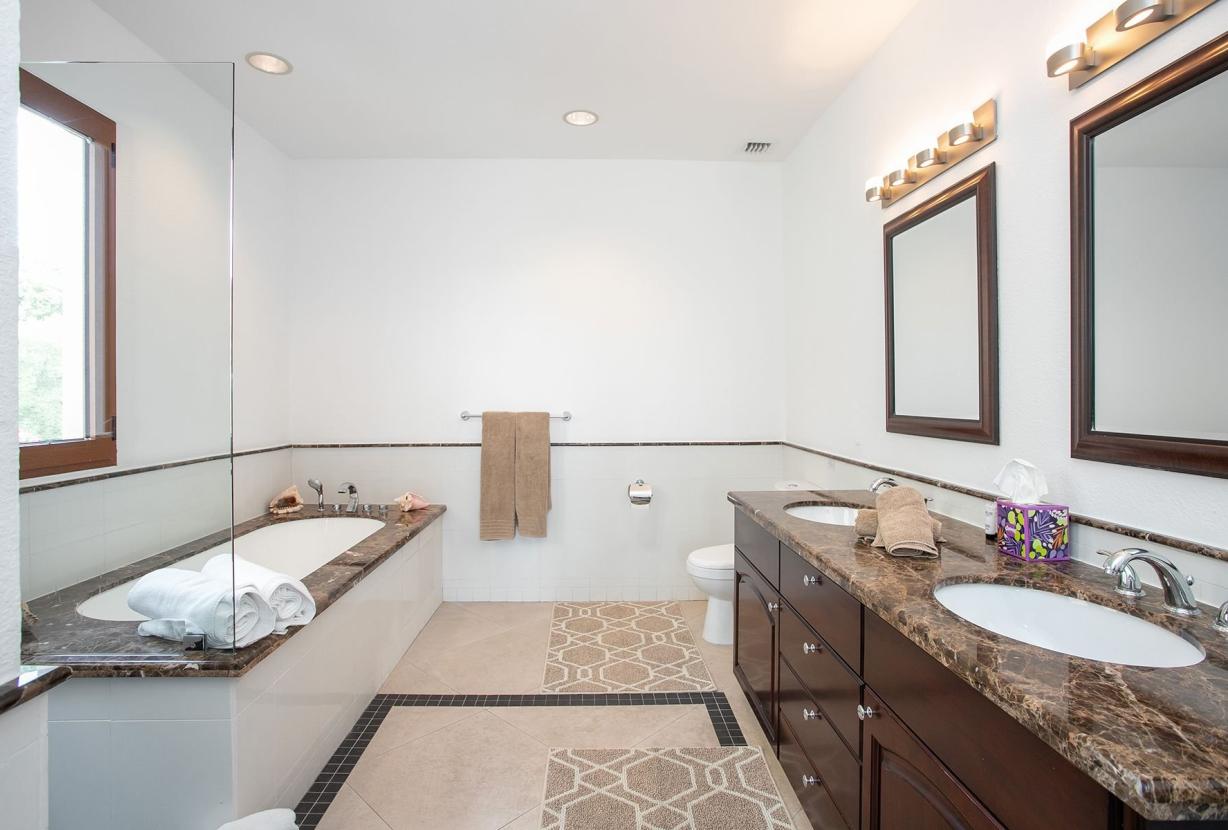 Sxm046 – Modern apartment with lagoon view in Cupecoy