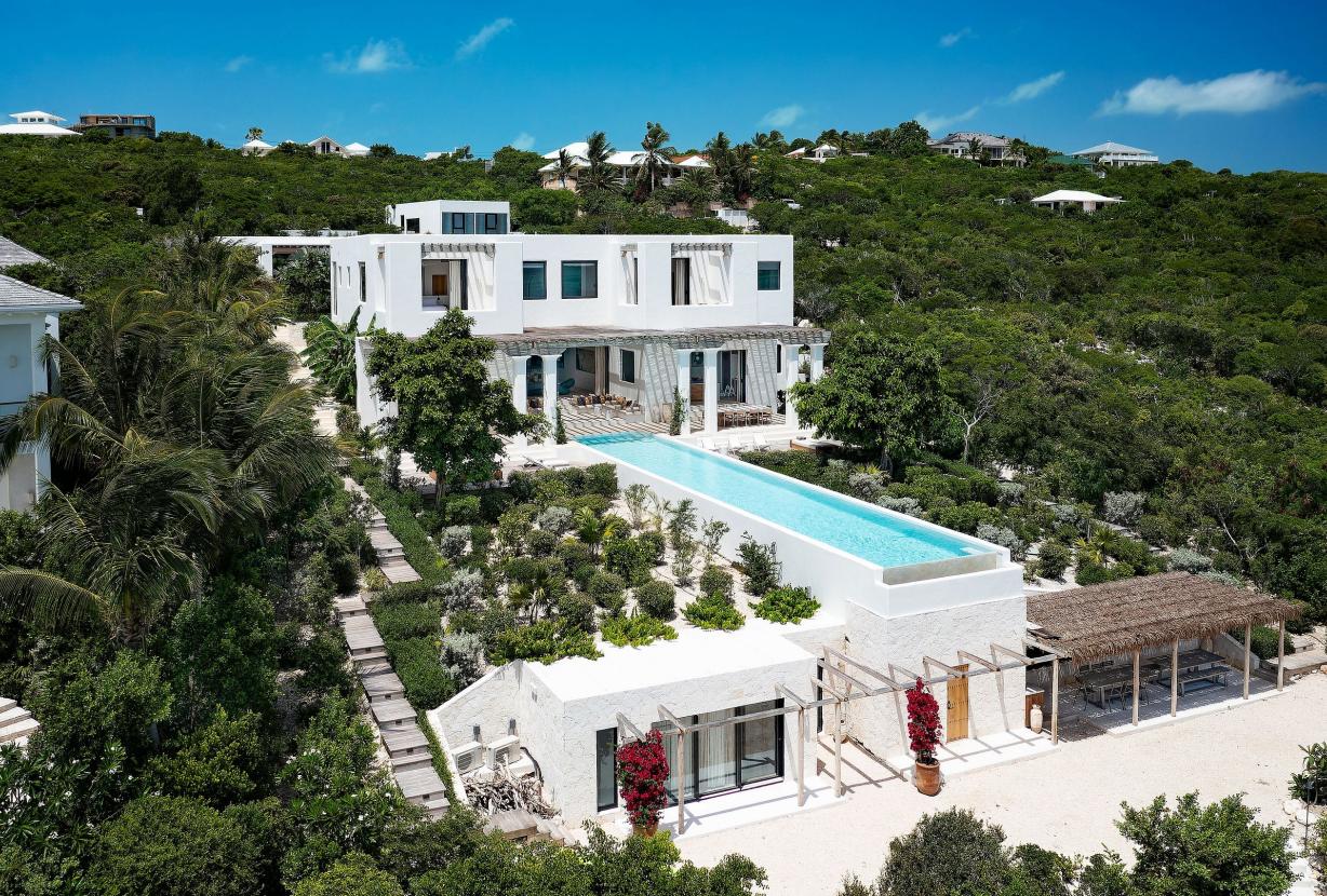 Tci006 – Hillside villa with sea views in Blue Mountain