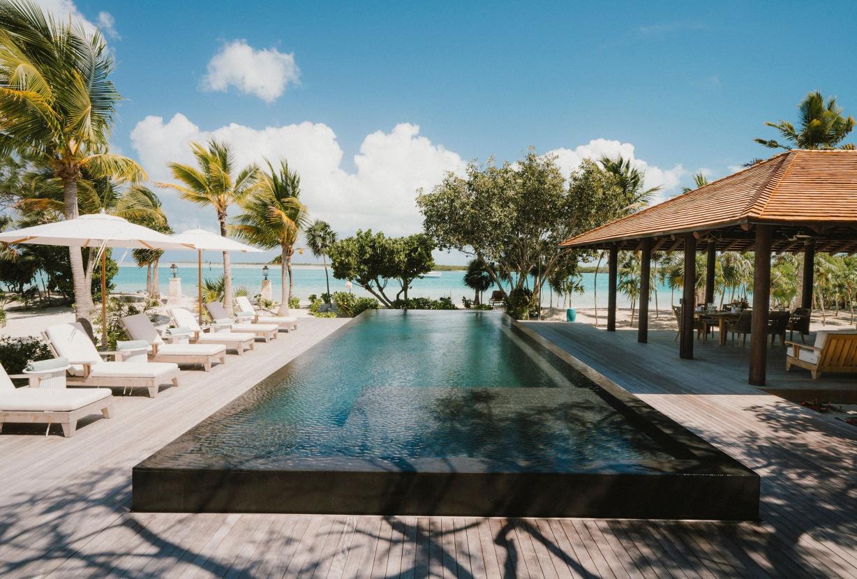 Tci008 – Beachfront villa with pool in Grace Bay