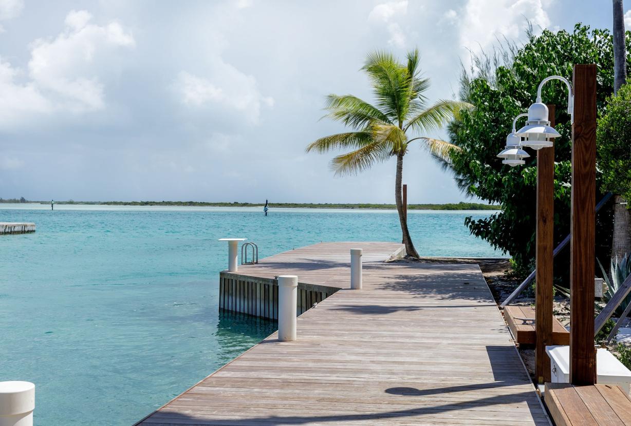 Tci008 – Beachfront villa with pool in Grace Bay