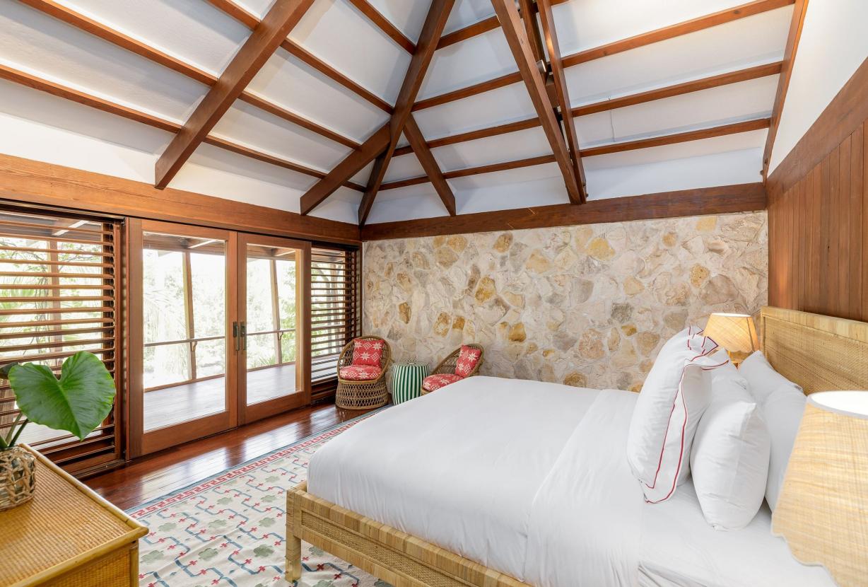 Tci008 – Beachfront villa with pool in Grace Bay