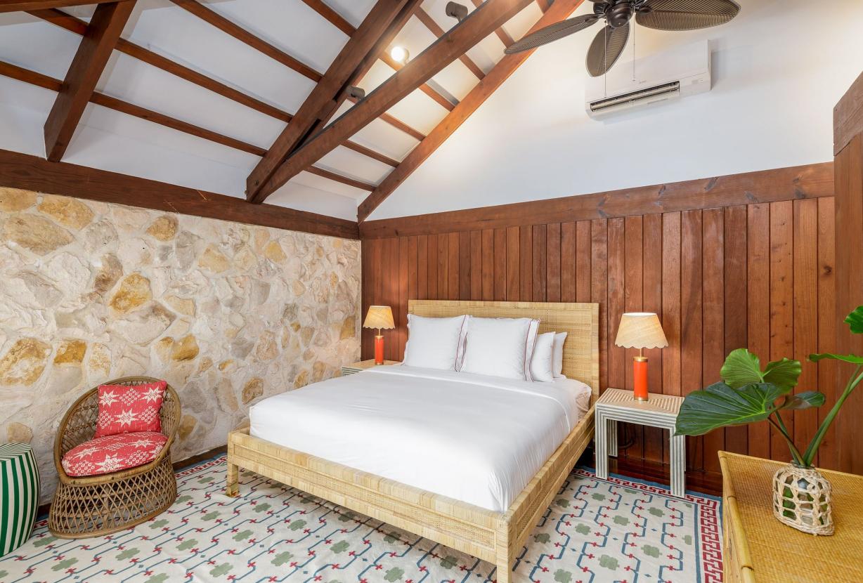 Tci008 – Beachfront villa with pool in Grace Bay