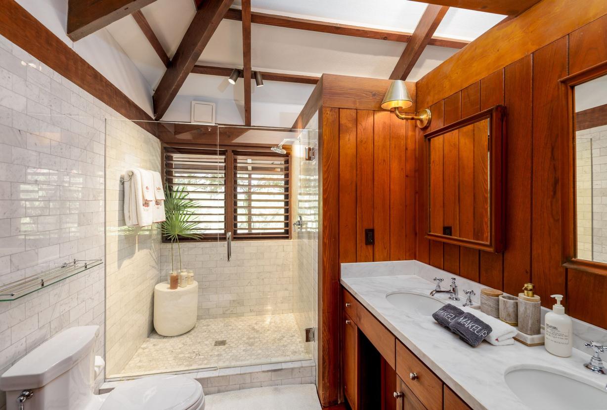Tci008 – Beachfront villa with pool in Grace Bay