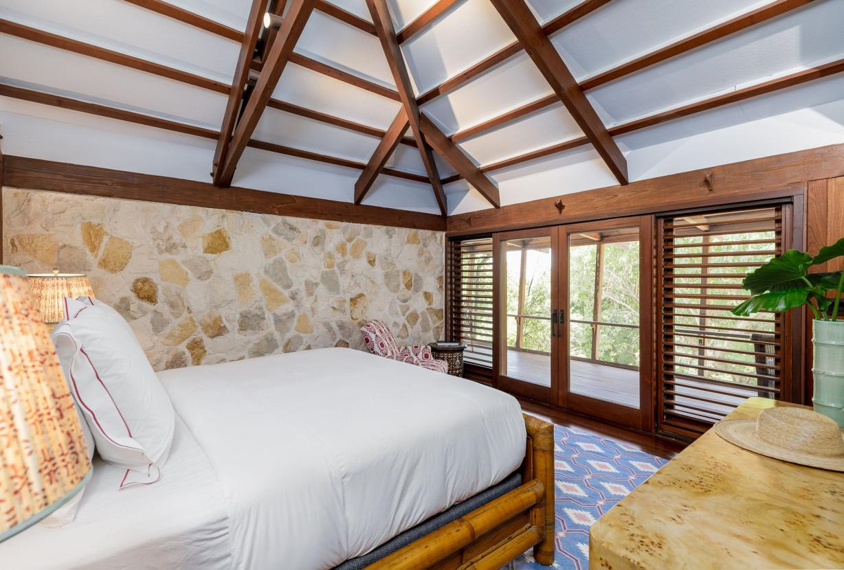 Tci008 – Beachfront villa with pool in Grace Bay
