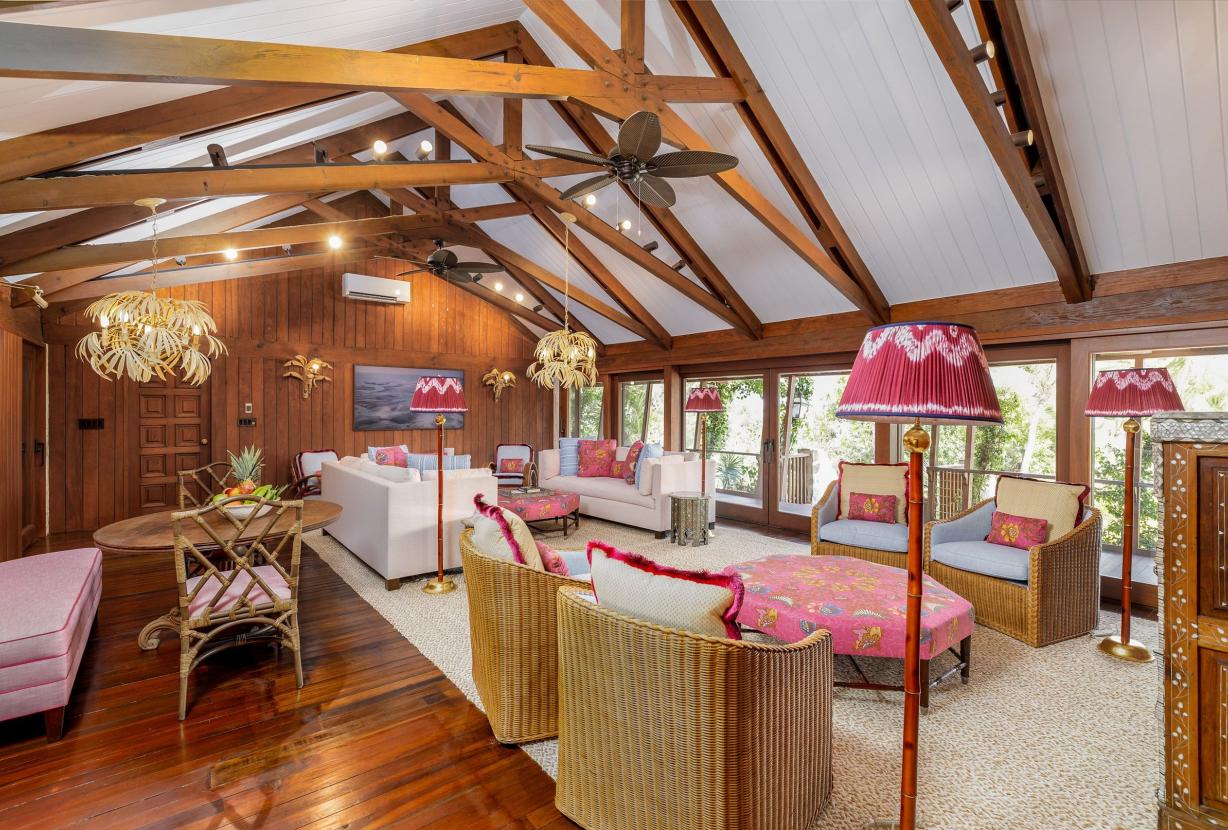 Tci008 – Beachfront villa with pool in Grace Bay