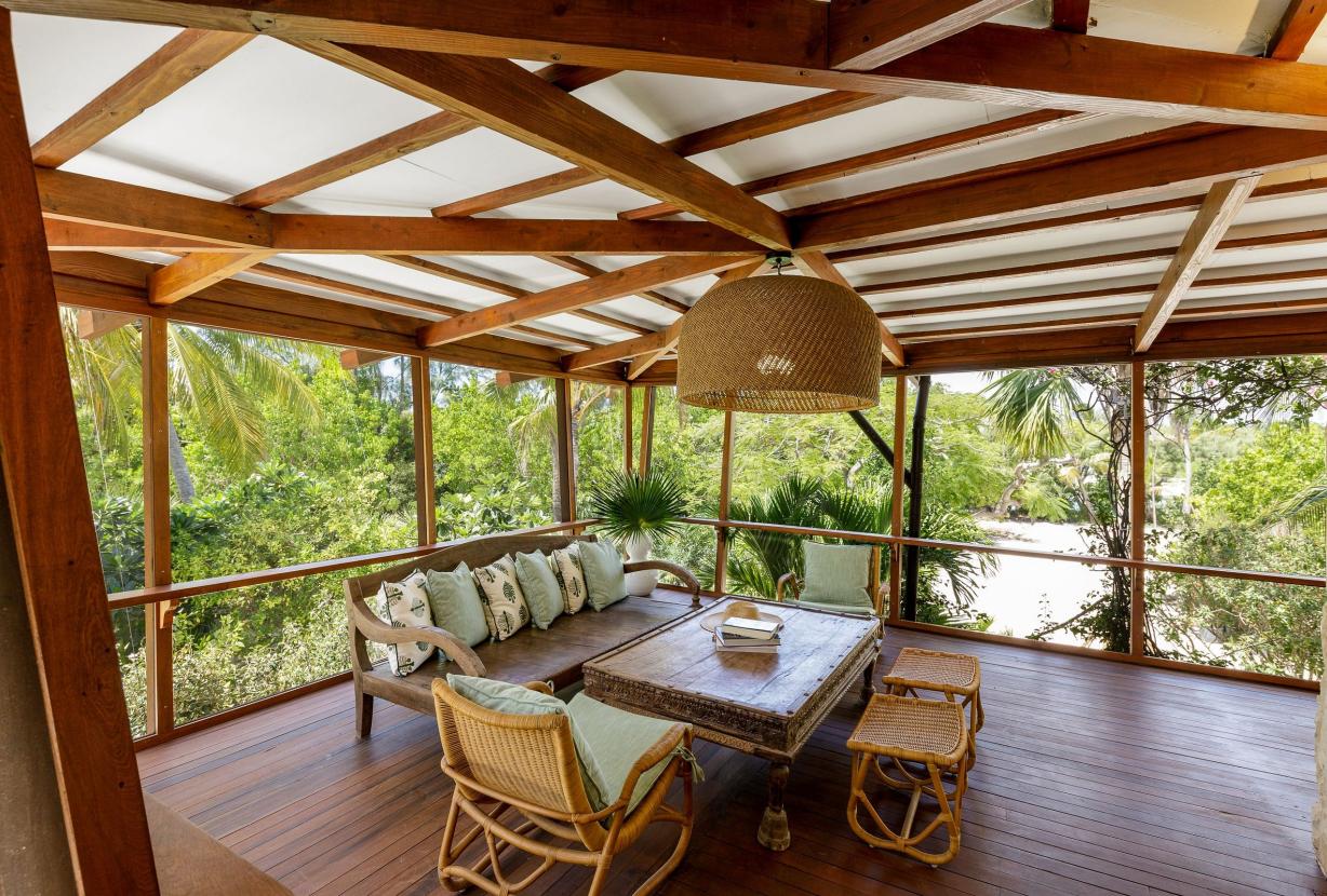 Tci008 – Beachfront villa with pool in Grace Bay