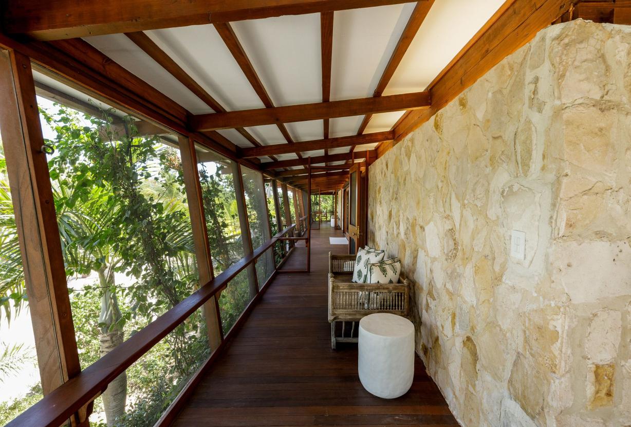 Tci008 – Beachfront villa with pool in Grace Bay