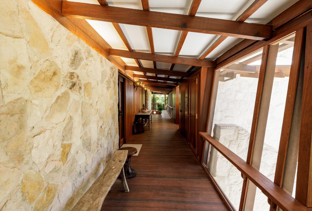 Tci008 – Beachfront villa with pool in Grace Bay