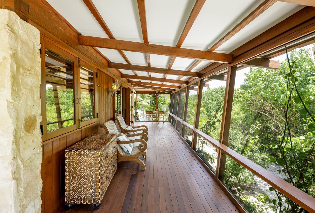 Tci008 – Beachfront villa with pool in Grace Bay