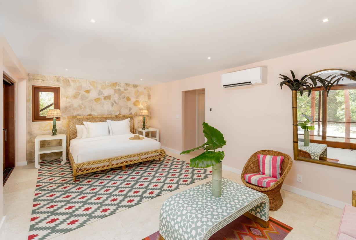 Tci008 – Beachfront villa with pool in Grace Bay