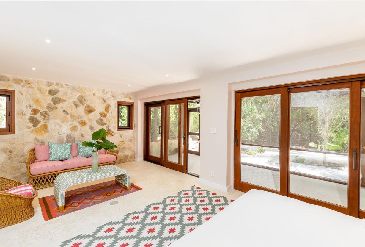 Tci008 – Beachfront villa with pool in Grace Bay