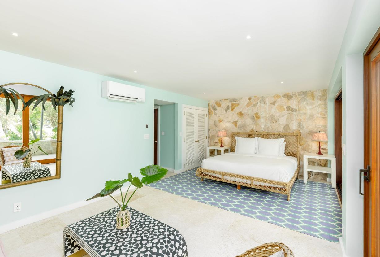 Tci008 – Beachfront villa with pool in Grace Bay