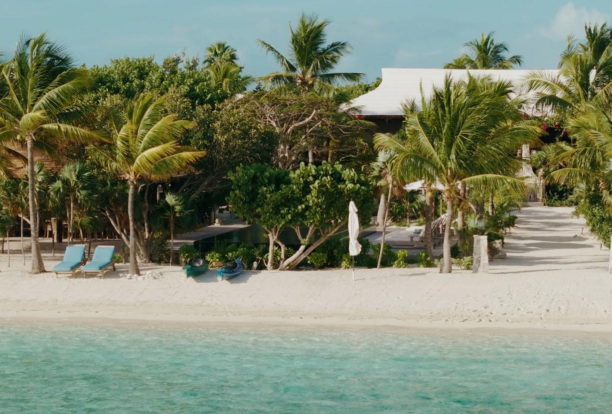 Tci008 – Beachfront villa with pool in Grace Bay