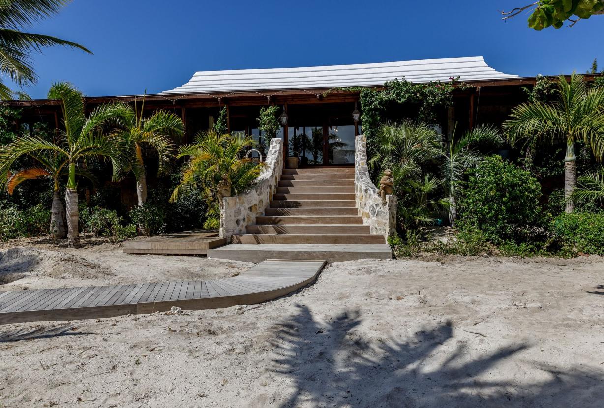 Tci008 – Beachfront villa with pool in Grace Bay