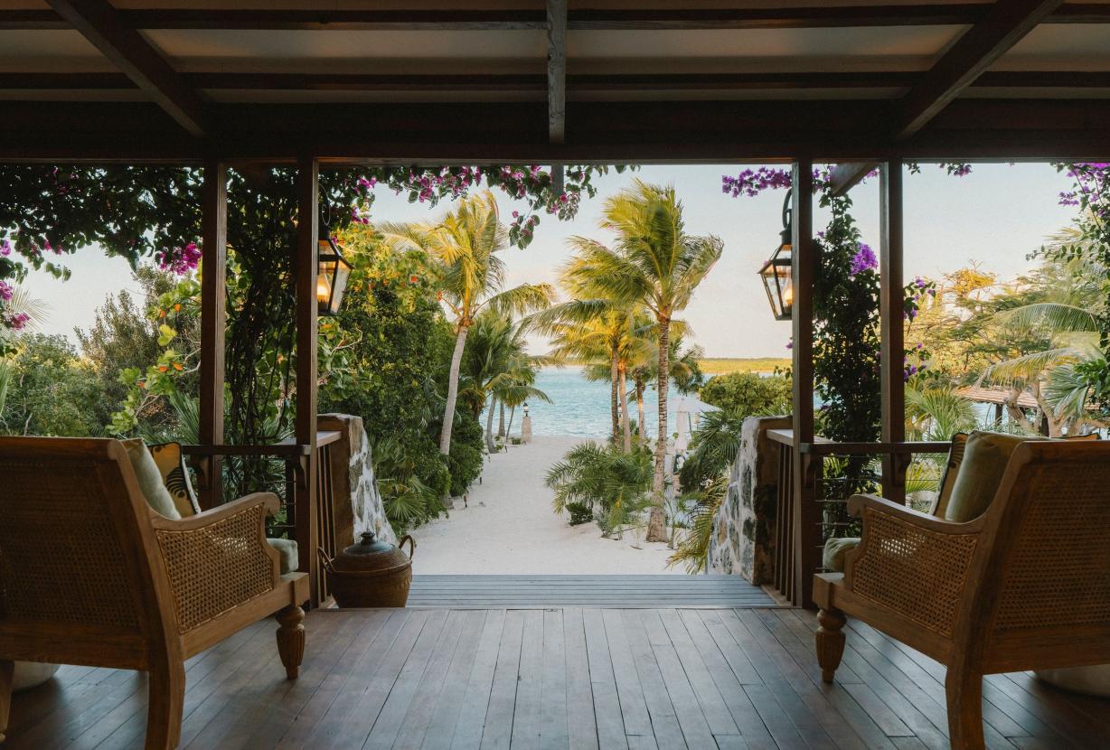 Tci008 – Beachfront villa with pool in Grace Bay