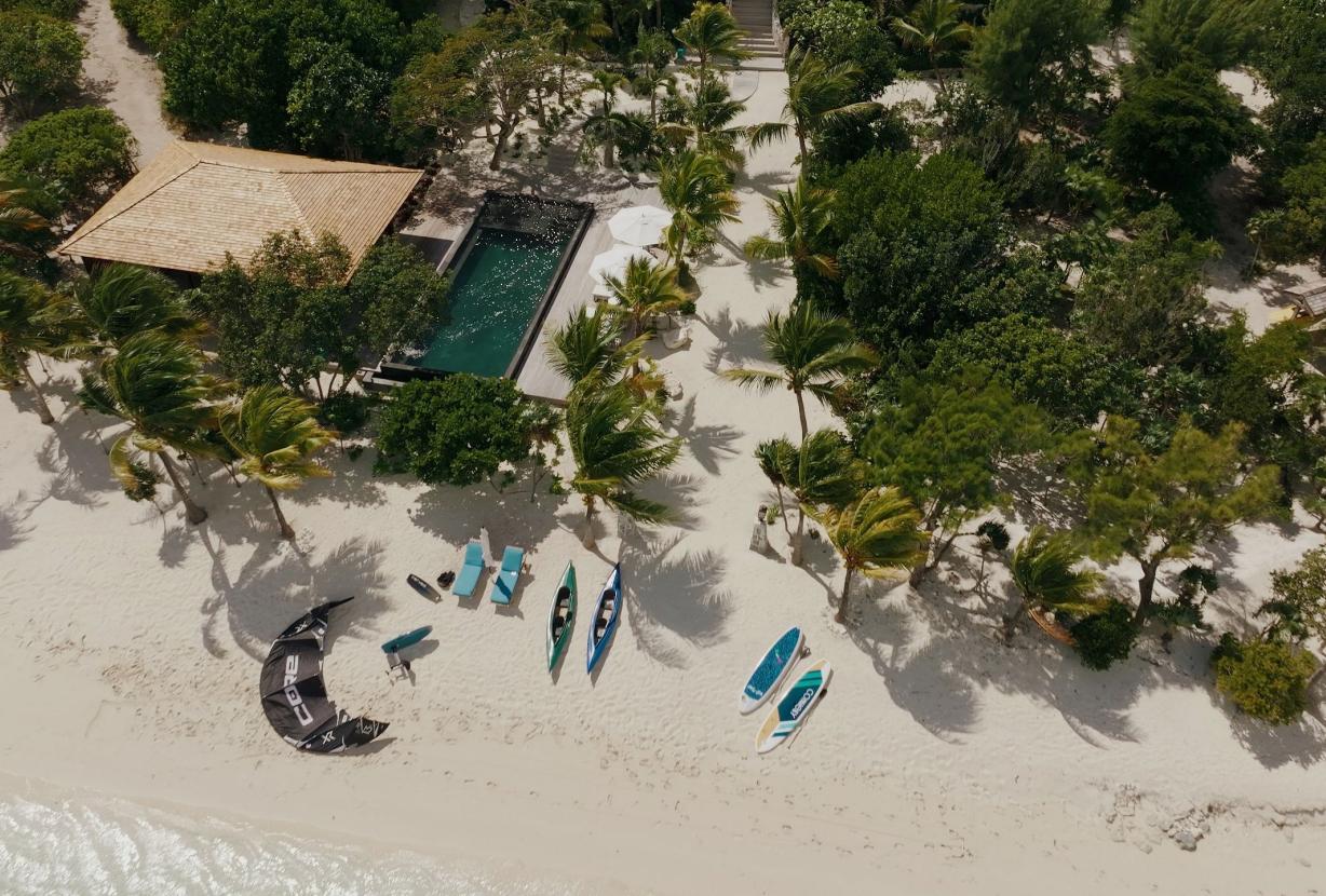 Tci008 – Beachfront villa with pool in Grace Bay