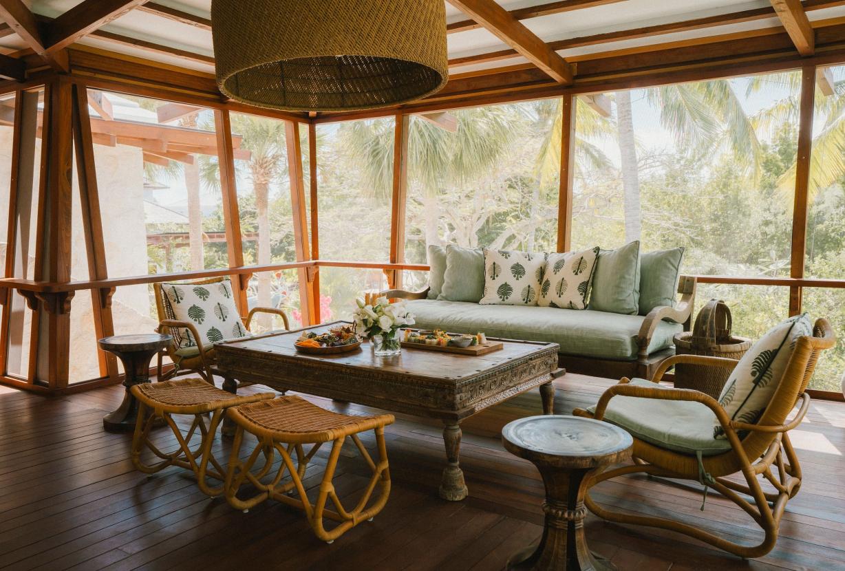 Tci008 – Beachfront villa with pool in Grace Bay