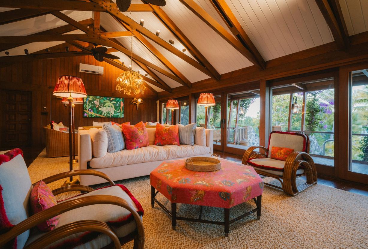 Tci008 – Beachfront villa with pool in Grace Bay