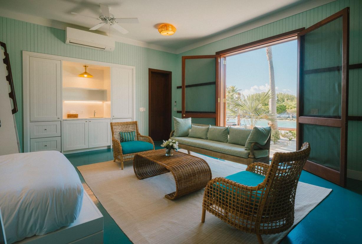 Tci008 – Beachfront villa with pool in Grace Bay